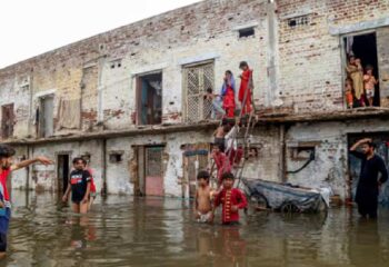 pakisthan 320 people dead