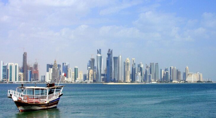 Doha weather forecast map showing coastal winds and tide times